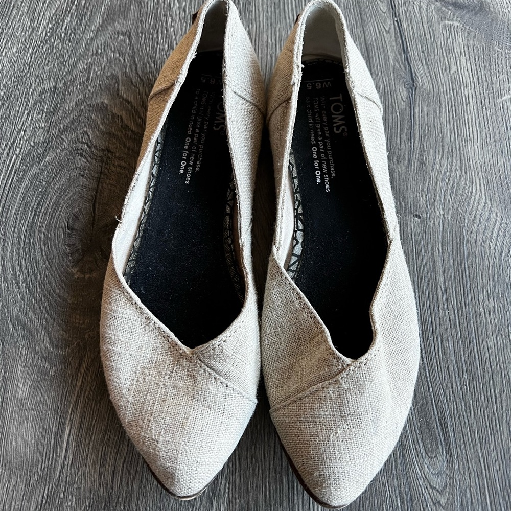 TOMS Natural Burlap Pointed Flats in size: W 6.5. Good condition!